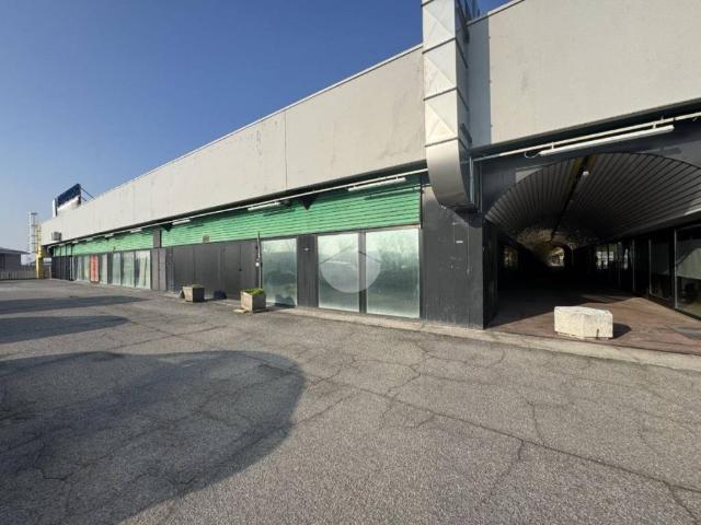 Locale Commerciale in vendita a Roncadelle, Lombardia