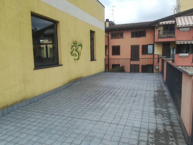 Locale Commerciale in vendita a Roncello, Lombardia