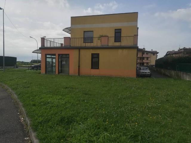 Locale Commerciale in vendita a Roncello, Lombardia