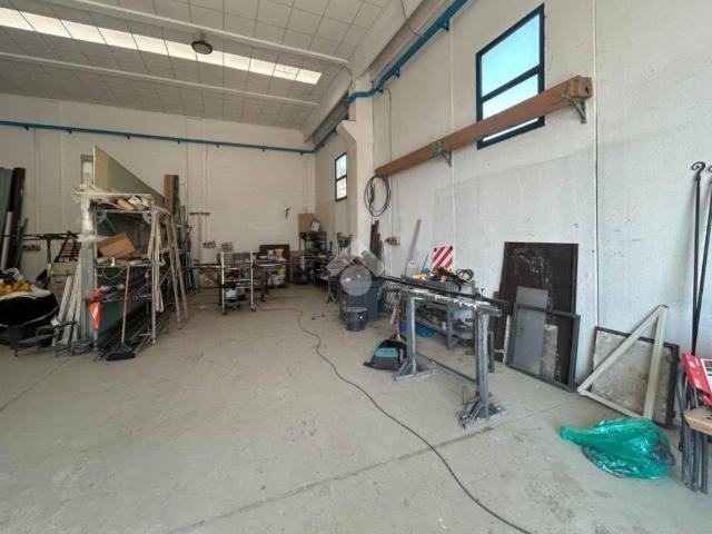 Locale Commerciale in vendita a Roncello, Lombardia