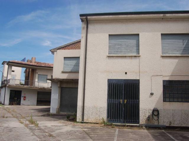 Locale Commerciale in vendita a Ronco All'adige, Veneto