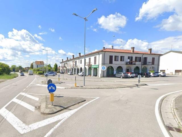 Locale Commerciale in vendita a Roncoferraro, Lombardia