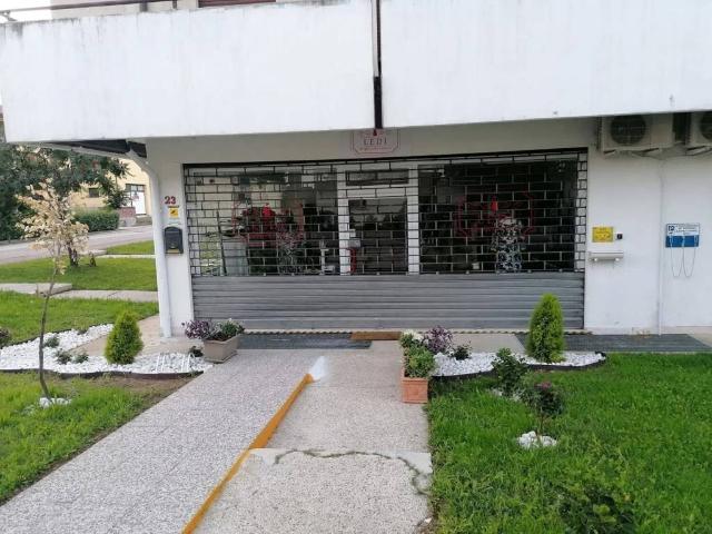 Locale Commerciale in vendita a Rosà, Veneto