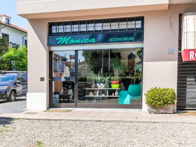 Locale Commerciale in vendita a Unione dei Comuni I Fontanili, Rosate