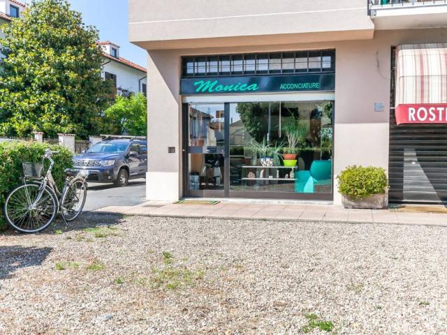 Locale Commerciale in vendita a Unione dei Comuni I Fontanili, Rosate