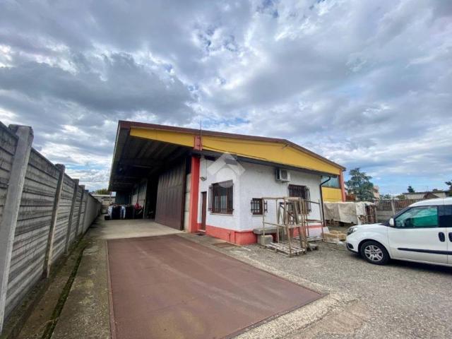 Locale Commerciale in vendita a Unione dei Comuni I Fontanili, Rosate