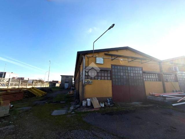 Locale Commerciale in vendita a Unione dei Comuni I Fontanili, Rosate