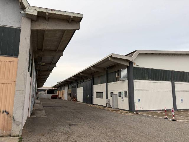 Locale Commerciale in vendita a Unione dei Comuni I Fontanili, Rosate