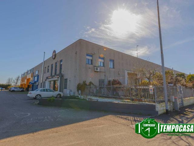 Locale Commerciale in vendita a Unione dei Comuni I Fontanili, Rosate
