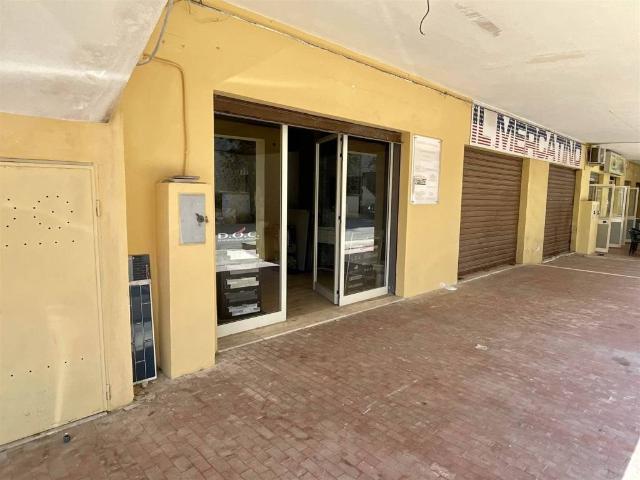 Locale Commerciale in vendita a Marina di Roseto Capo Spulico, Calabria