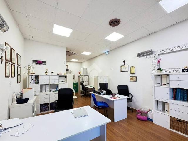 Locale Commerciale in vendita a Rosignano Marittimo, Toscana