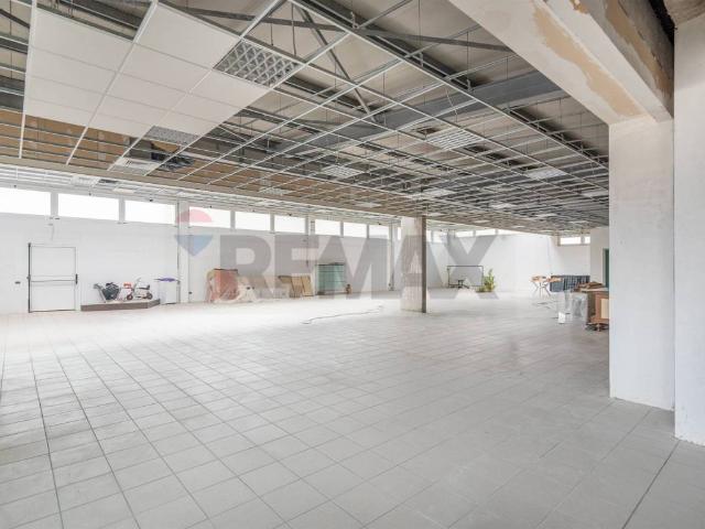 Locale Commerciale in vendita a Marche, Ancona