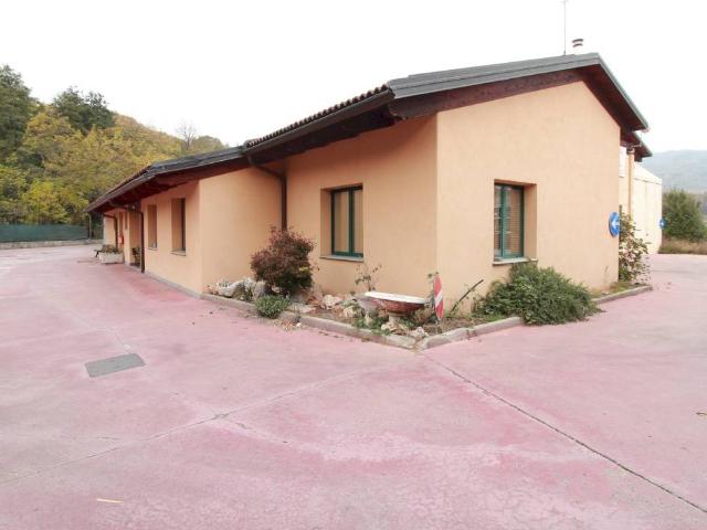 Locale Commerciale in vendita a Piemonte, Cuneo