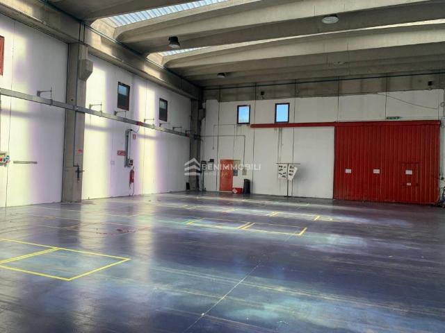 Locale Commerciale in vendita a Villaggio Famiglia, Rovato