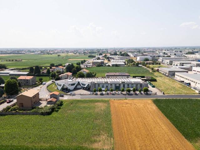 Locale Commerciale in vendita a Rovello Porro, Lombardia