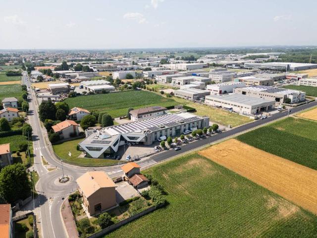 Locale Commerciale in vendita a Rovello Porro, Lombardia