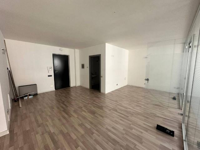 Locale Commerciale in vendita a Comunità della Vallagarina, Borgo Sacco