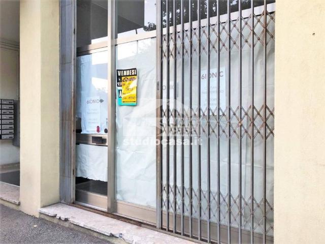 Locale Commerciale in vendita a Brione, Rovereto