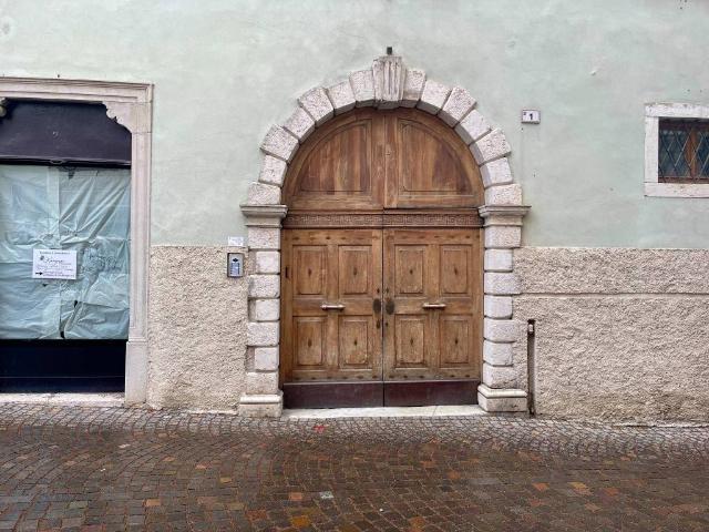 Locale Commerciale in vendita a Comunità della Vallagarina, Borgo Sacco