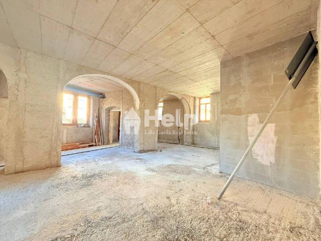 Locale Commerciale in vendita a Comunità della Vallagarina, Borgo Sacco