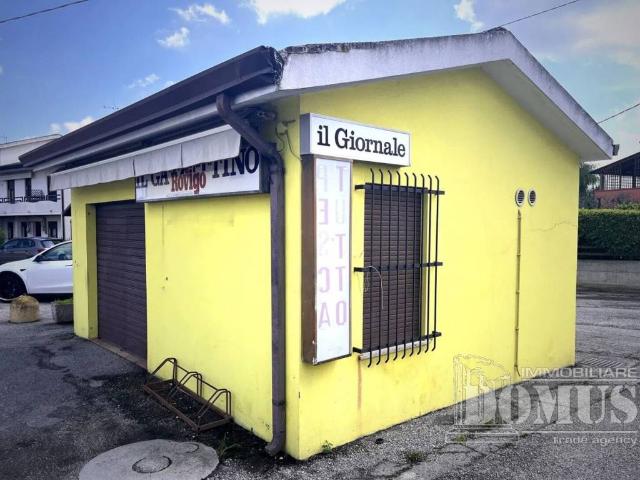 Locale Commerciale in vendita a Sarzano, Rovigo