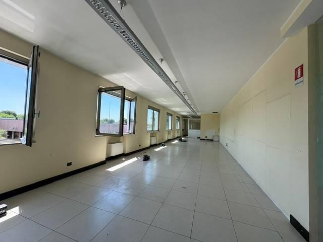 Locale Commerciale in vendita a Cassino Scanasio, Rozzano