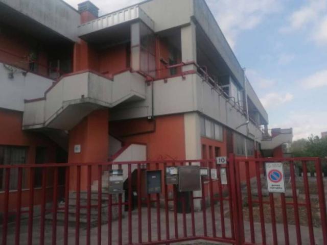 Locale Commerciale in vendita a Rozzano, Lombardia