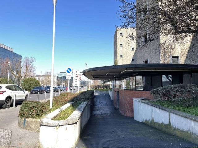 Locale Commerciale in vendita a Valleambrosia, Rozzano