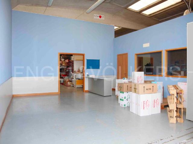 Locale Commerciale in vendita a Pieve Emanuele, Lombardia