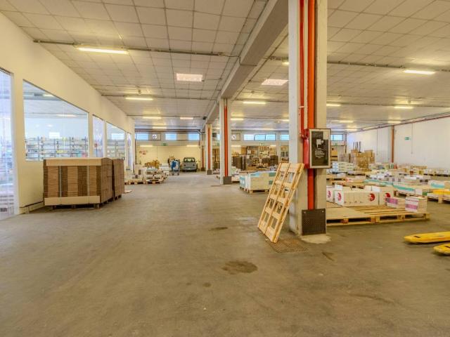 Locale Commerciale in vendita a Gambarone, Rozzano