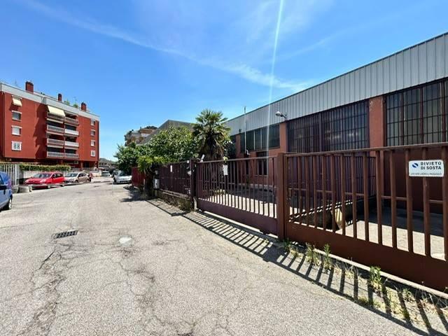 Locale Commerciale in vendita a Pieve Emanuele, Lombardia