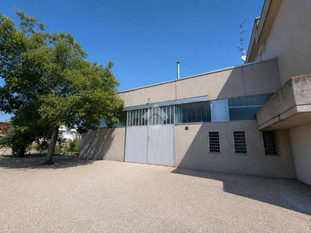 Locale Commerciale in vendita a Tresinaro - Secchia, Re