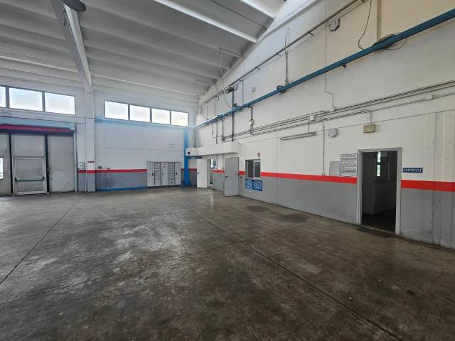 Locale Commerciale in vendita a Tresinaro - Secchia, Re
