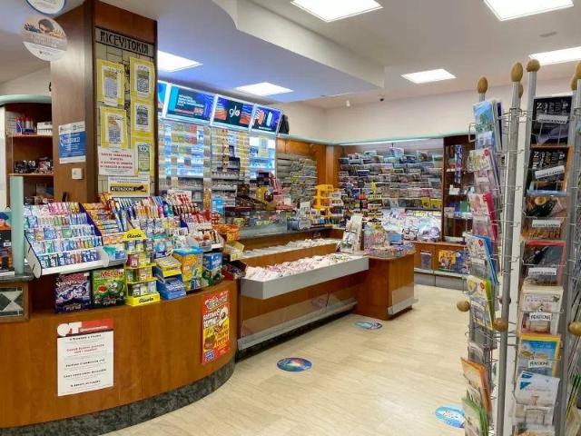 Locale Commerciale in vendita a Puglia, Lecce