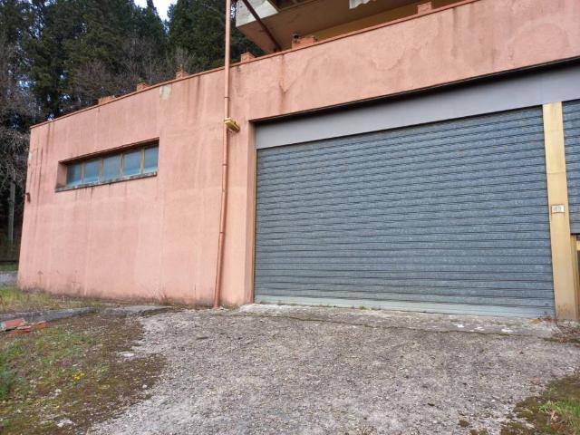Locale Commerciale in vendita a Unione di Comuni Valdarno e Valdisieve, Rufina