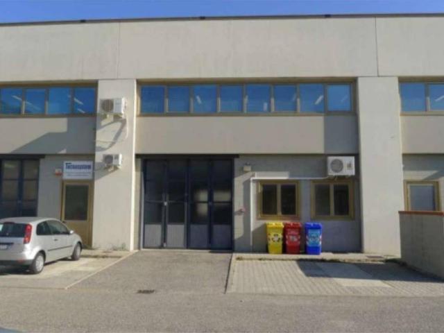 Locale Commerciale in vendita a Unione di Comuni Valdarno e Valdisieve, Rufina