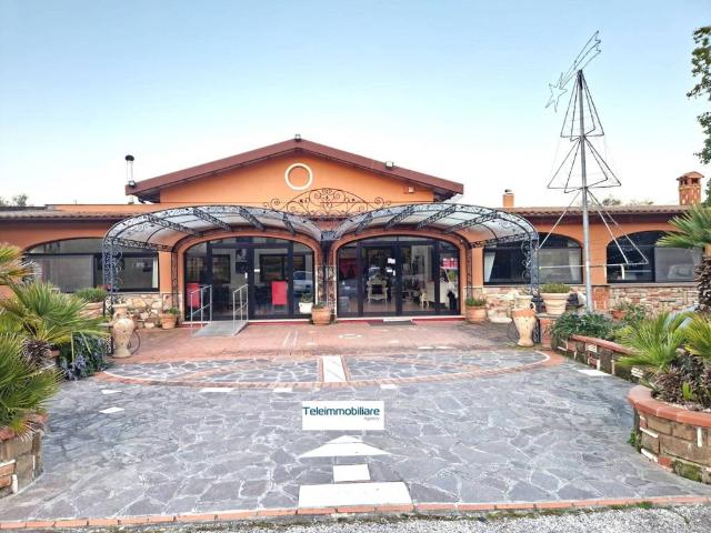 Locale Commerciale in vendita a Sabaudia, Lazio