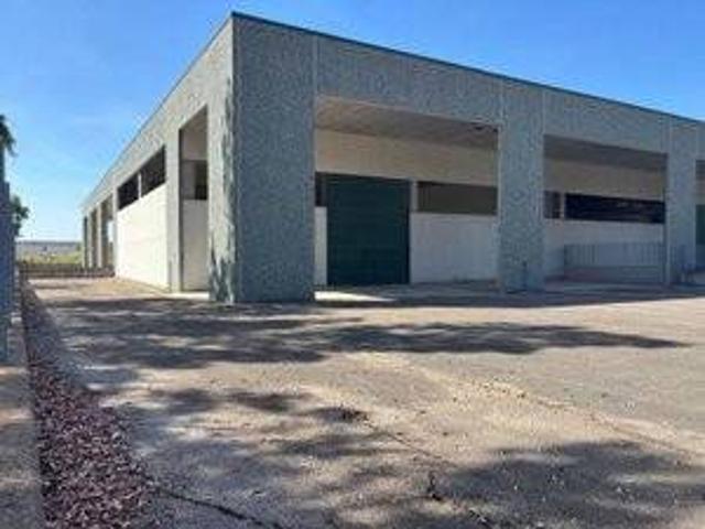 Locale Commerciale in vendita a Scopeto di San Donato, Sabaudia