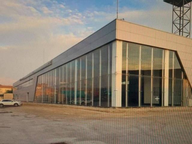Locale Commerciale in vendita a Salerno, Campania