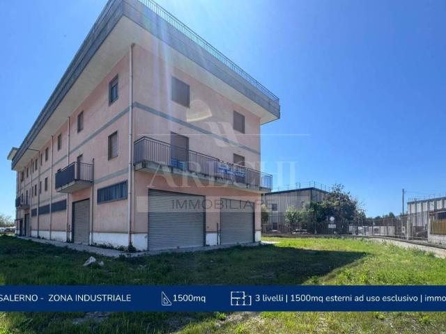 Locale Commerciale in vendita a Salerno, Campania