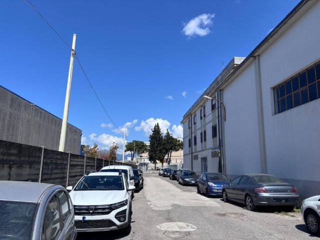 Locale Commerciale in vendita a Salerno, Campania