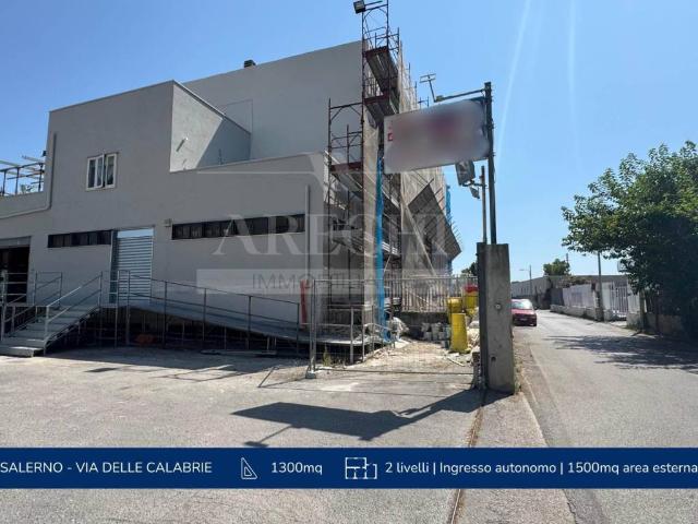 Locale Commerciale in vendita a Salerno, Campania
