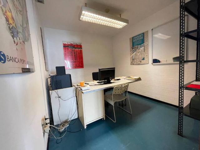 Locale Commerciale in vendita a Salerno, Campania