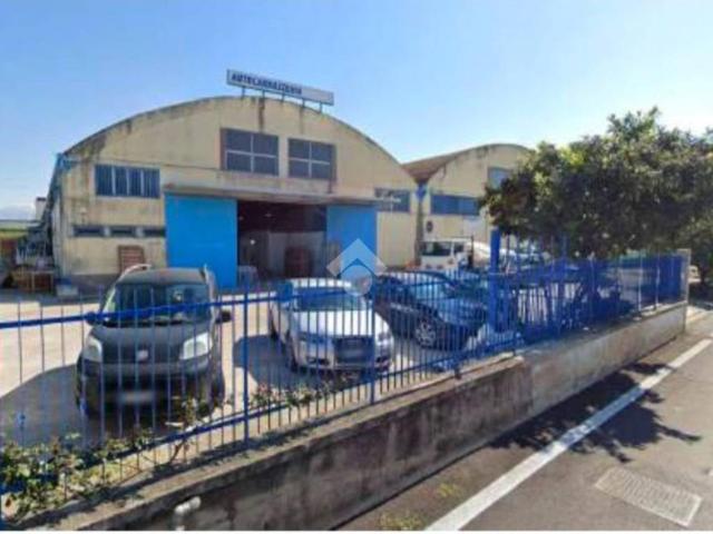 Locale Commerciale in vendita a Salerno, Campania