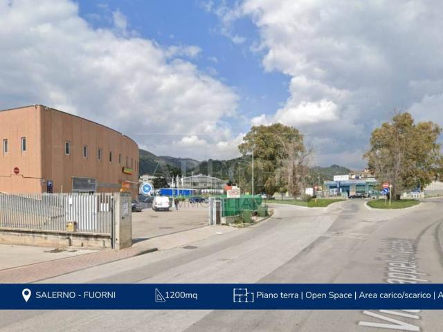 Locale Commerciale in vendita a Salerno, Campania