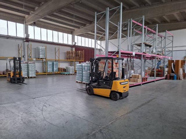 Locale Commerciale in vendita a Salerno, Campania