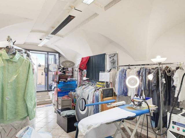 Locale Commerciale in vendita a Comunità Montana Parco Alto Garda bresciano, Salò