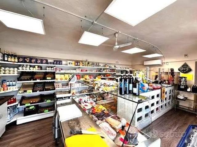 Locale Commerciale in vendita a Piemonte, Cuneo