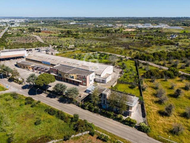 Locale Commerciale in vendita a Puglia, Lecce