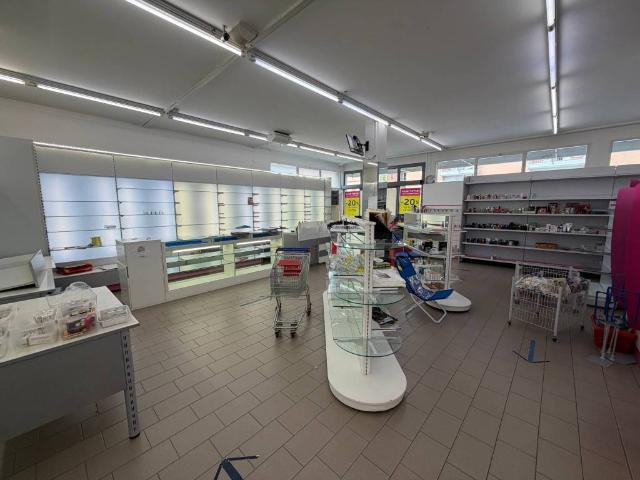 Locale Commerciale in vendita a Salzano, Veneto